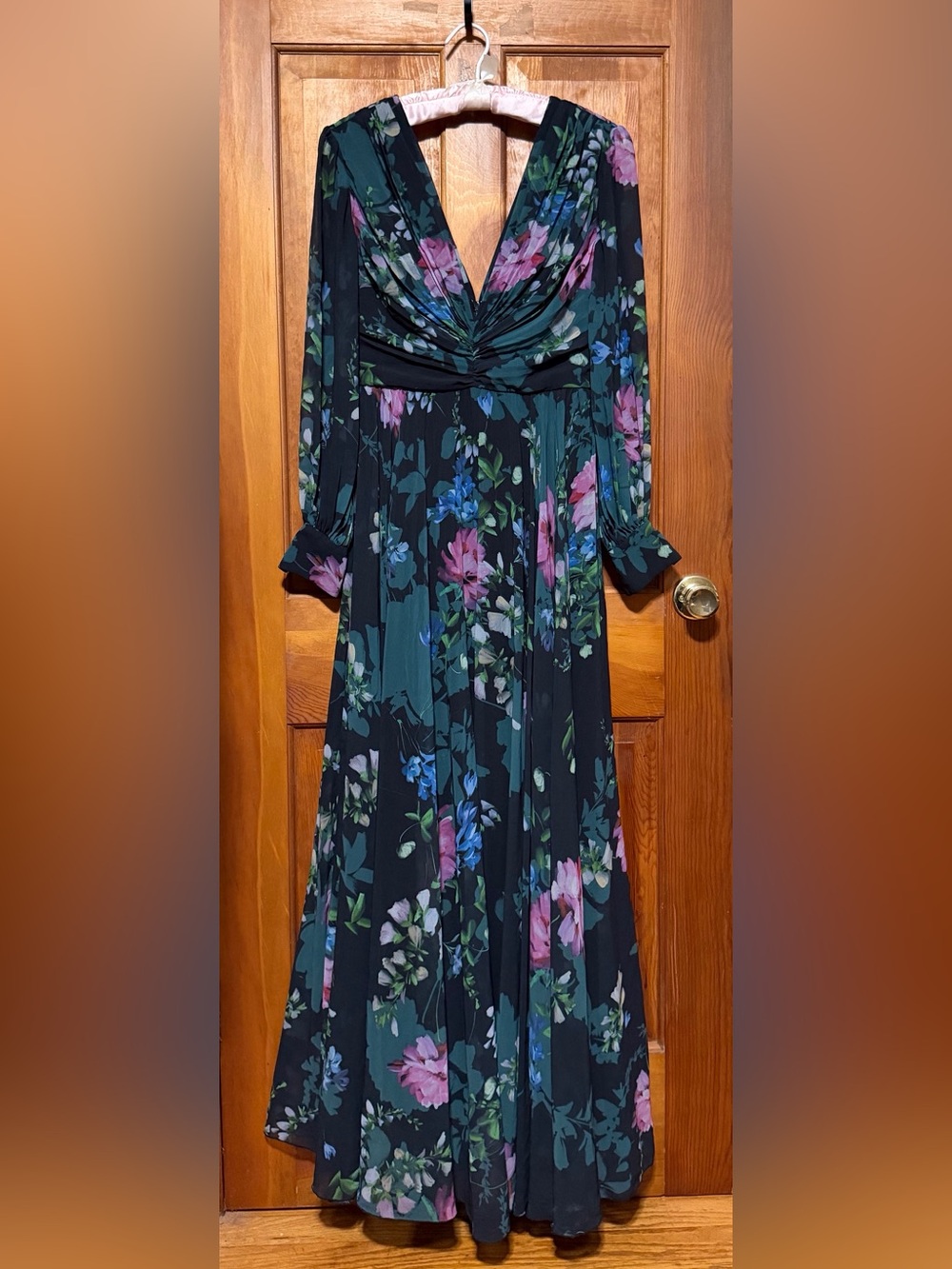 Badgley Mischka~Black Floral V-Neck Pleated Gown~Size 4~$915~ - Picture 6 of 8